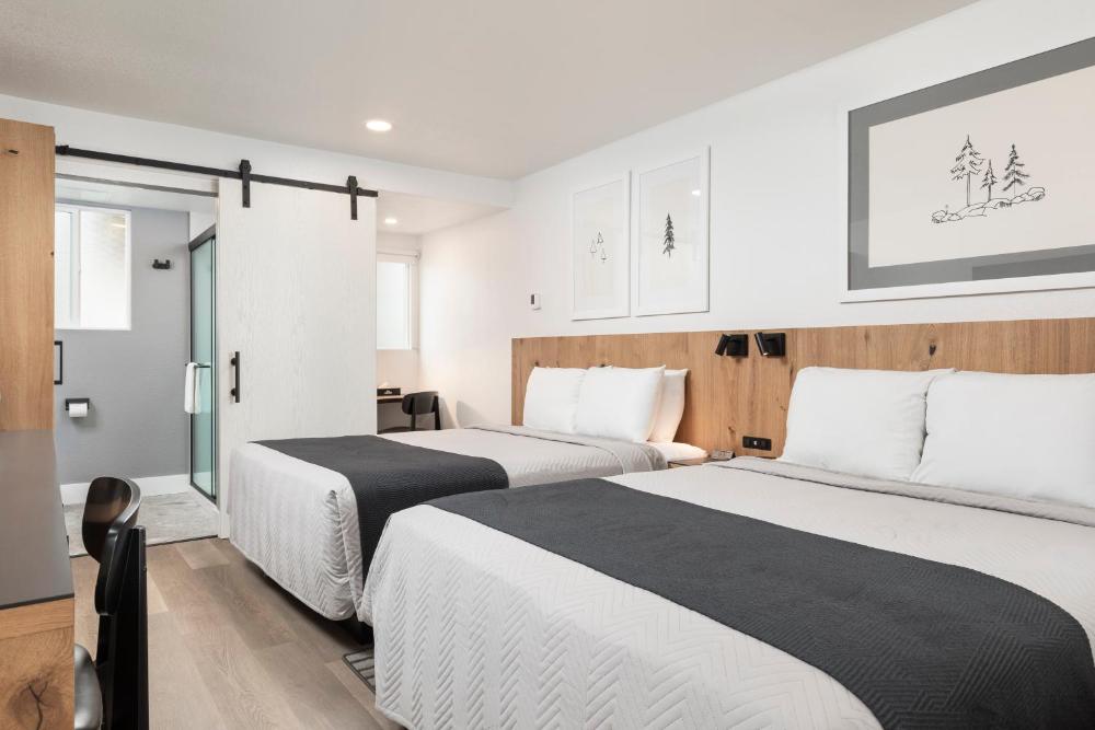 Queen Room with Two Queen Beds - Non-Smoking interior