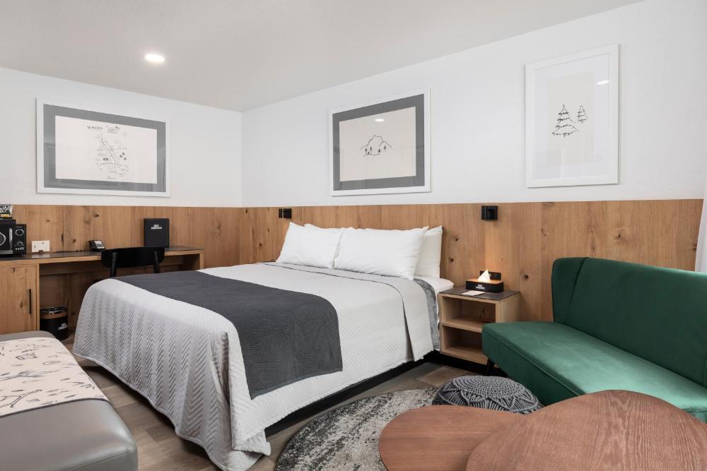 Deluxe King Room interior